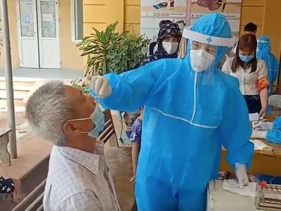 Lực lượng y tế lấy mẫu xét nghiệm. (Ảnh: Đinh Tuấn/TTXVN).