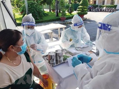 Tiêm vaccine ngừa COVID-19 cho người dân. (Nguồn: TTXVN).