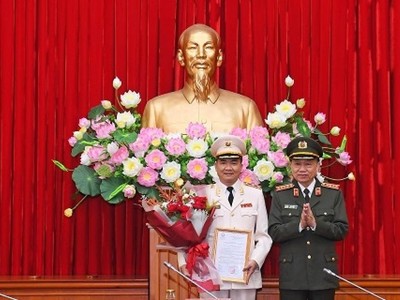 Đại tướng Tô Lâm trao quyết định và chúc mừng Trung tướng Nguyễn Minh Đức.