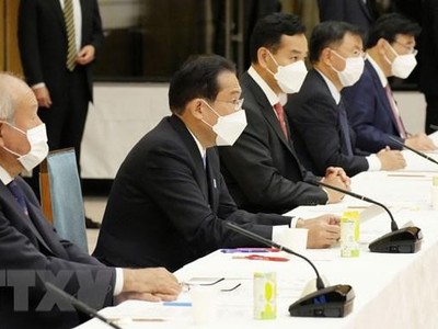 Thủ tướng Nhật Bản Fumio Kishida (thứ 2, trái) phát biểu tại cuộc họp về chính sách kinh tế ở Tokyo ngày 8/11/2021. (Ảnh: Kyodo/TTXVN).