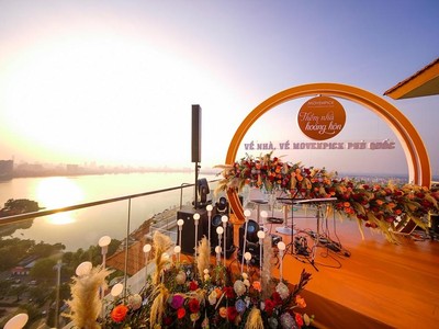 Không gian sự kiện “Về nhà, về Mövenpick Phú Quốc” “nhuộm” màu hoàng hôn hồ Tây.