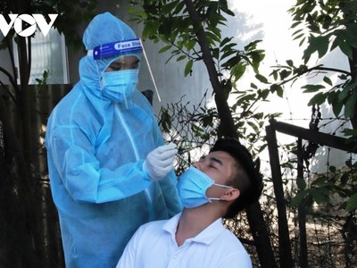 Lấy mẫu test nhanh người dân tỉnh Khánh Hòa.