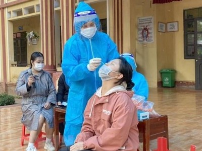 Trung tâm y tế huyện Yên Thế tiến hành lấy mẫu xét nghiệm COVID-19 cho học sinh Trường Trung học Cơ sở Hương Vĩ (Yên Thế). (Ảnh: TTXVN).