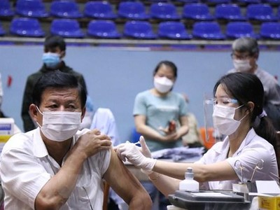 Tiêm vaccine phòng COVID-19 cho người dân. (Ảnh: Tuấn Anh/TTXVN).