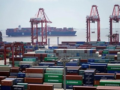 Container hàng hóa tại một cảng ở Thượng Hải, Trung Quốc. (Ảnh: Reuters).