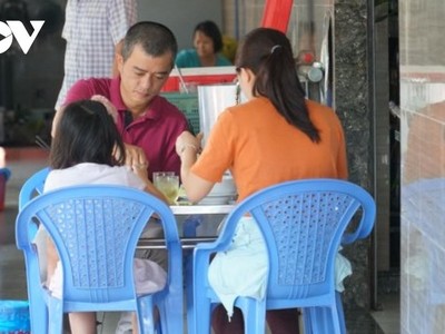 Người dân tại TP.HCM ăn uống tại một quán ăn phục vụ tại chỗ. Ảnh: Việt Hùng.