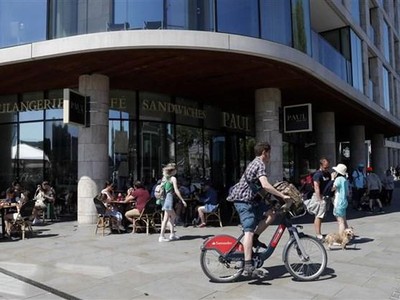 Người dân uống càphê tại một cửa hàng ở London, Anh ngày 1/6/2021. (Ảnh: THX/TTXVN).