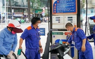 Đến nay giá xăng A95 tăng 9.390 đồng/lít; giá xăng E5 tăng 9.010 đồng/lít và giá dầu diezen tăng 7.500 đồng/lít.
