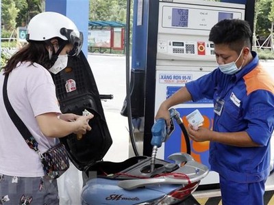 Mua bán xăng dầu tại cửa hàng kinh doanh xăng dầu thuộc Tập đoàn xăng dầu Việt Nam (Petrolimex). (Ảnh: Trần Việt/TTXVN).