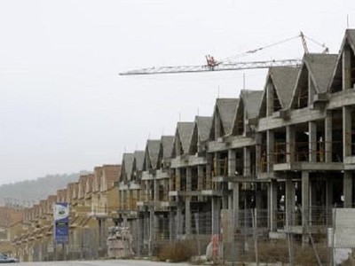 Dãy nhà ở đang được hoàn thiện bên trong khu đô thị Valdemoro, thành phố Madrid (Tây Ban Nha). Ảnh: AFP.