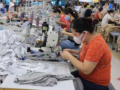 Người lao động tại Công ty Cổ phần May Đáp, Bắc Binh. (Ảnh: Thanh Thương/TTXVN)