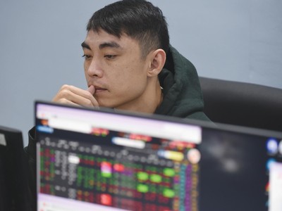 Dòng tiền lướt nhanh qua các nhóm cổ phiếu.