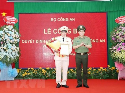 Trung tướng Lương Tam Quang trao quyết định và tặng hoa chúc mừng Đại tá Lâm Thành Sol, tân Giám Đốc Công an Sóc Trăng. (Ảnh: TTXVN phát).
