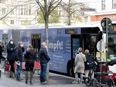 Người dân xếp hàng chờ tiêm vaccine phòng COVID-19 tại Vienna, Áo. (Ảnh: THX/TTXVN).