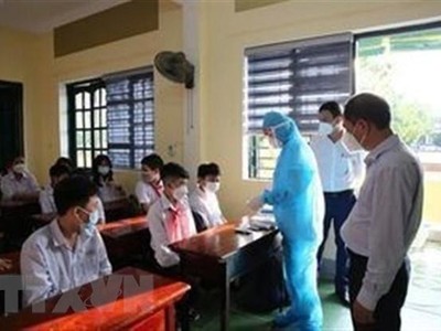 Lực lượng y tế truy vết F1, F2 tại các trường học ở Hà Tĩnh. (Ảnh: Công Tường/TTXVN).