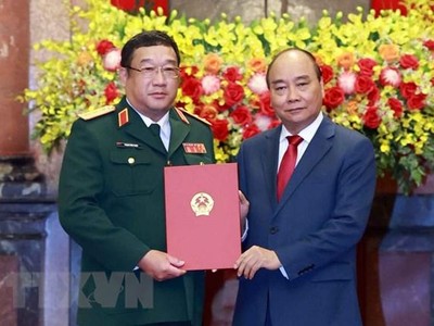 Chủ tịch nước Nguyễn Xuân Phúc trao quyết định thăng quân hàm Thượng tướng cho Thứ trưởng Bộ Quốc phòng Phạm Hoài Nam. (Ảnh: Thống Nhất/TTXVN).