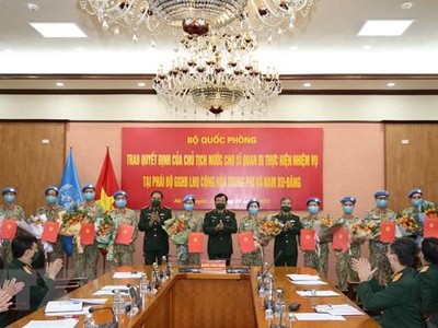 Thượng tướng Hoàng Xuân Chiến trao Quyết định của Chủ tịch nước cho 12 sỹ quan làm nhiệm vụ gìn giữ hòa bình Liên hợp quốc tại Cộng hòa Nam Sudan và Cộng hòa Trung Phi. (Ảnh: Hồng Pha/TTXVN phát).