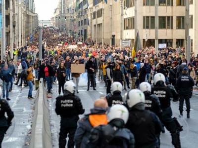 Người biểu tình phản đối siết chặt hạn chế Covid-19 mới ở Brussels, Bỉ. Ảnh: Getty.