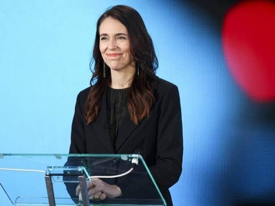 Thủ tướng Jacinda Ardern thông báo New Zealand sẽ áp dụng chiến lược ứng phó Covid-19 mới từ tháng 12/2021. Ảnh: Getty.