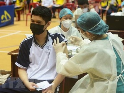 Tiêm vaccine phòng COVID-19 (Pfizer) cho học sinh. (Ảnh: Văn Dũng/TTXVN).