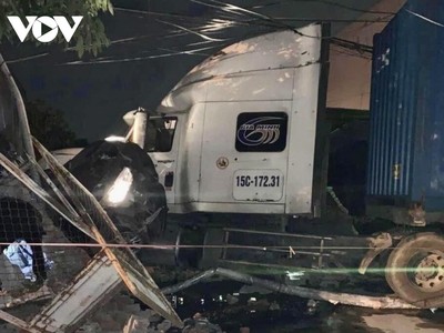 Xe Container đâm ô tô con đỗ bên đường khiến 2 người tử vong (Ảnh: Ban ATGT Quốc gia).