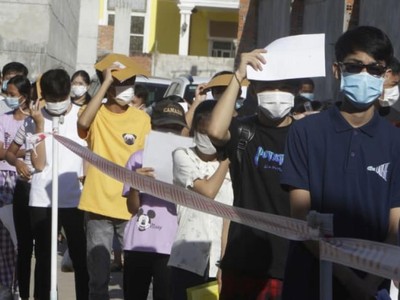 Người dân xếp hàng tiêm chủng tại Campuchia. Ảnh: AP.