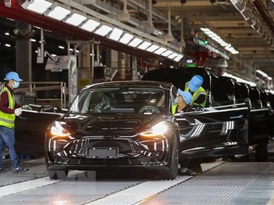 Bên trong một nhà máy của Tesla. (Ảnh: THX/TTXVN).