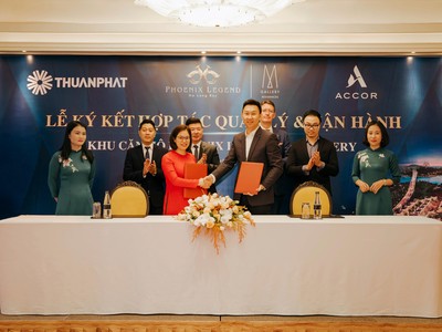 Bà Vũ Thị Thanh Huyên – Tổng Giám đốc Thuận Phát và ông Nguyễn Quý Tuấn - Giám Đốc Phát Triển - Tập đoàn Accor tại Việt Nam ký kết văn bản hợp tác.