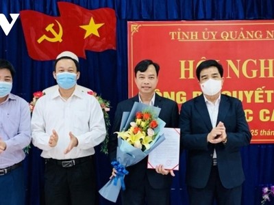 Ông Lê Văn Dũng (ngoài cùng bên phải), Phó Bí thư Thường trực Tỉnh ủy Quảng Nam trao Quyết định cho ông Quảng Văn Ngọc.