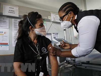 Nhân viên y tế được tiêm vaccine phòng COVID-19 tại Pretoria, Nam Phi. (Ảnh: AFP/TTXVN).
