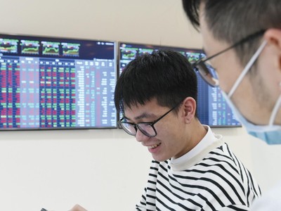 Dòng tiền tiếp tục chảy mạnh vào thị trường giúp chỉ số VN-Index lập kỷ lục mới.