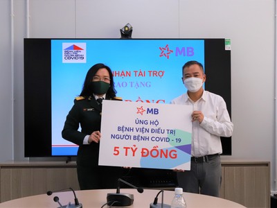 Bà Nguyễn Thị Thủy – Thành viên HĐQT MB thay mặt MB trao tặng 5 tỷ đồng đến Bệnh viện điều trị người bệnh COVID-19.
