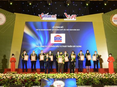 Đại diện Tập đoàn DIC nhận vinh danh Top 50 doanh nghiệp lợi nhuận tốt nhất Việt Nam năm 2021.