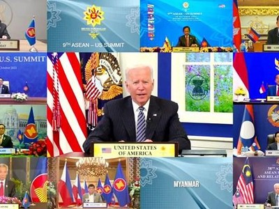 Tổng thống Mỹ Joe Biden (giữa) dự Hội nghị cấp cao ASEAN-Mỹ lần thứ 9 theo hình thức trực tuyến, ngày 26/10/2021. (Ảnh: AFP/TTXVN)