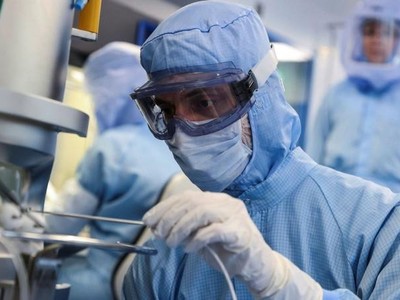 Các hãng dược phẩm gấp rút thử nghiệm vắc-xin trước sự xuất hiện của biến chủng Omicron. Ảnh: Bloomberg.