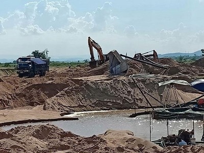 Các doanh nghiệp khai thác cát tại bờ Nam sông Đà Rằng, tỉnh Phú Yên. Ảnh. P.V.