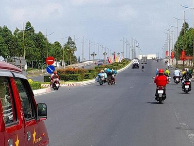 Hai bên đường Võ Văn Kiệt kết nối trung tâm TP. Cần Thơ với Cảng hàng không quốc tế Cần Thơ có tới 4 dự án khu đô thị mời gọi đầu tư.