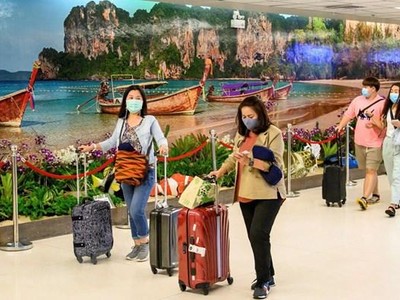 Khách du lịch tại sân bay Phuket, Thái Lan. (Ảnh: AFP/TTXVN).