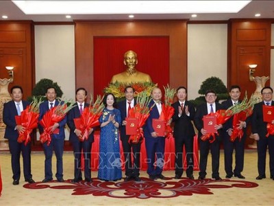 Ông Võ Văn Thưởng và bà Trương Thị Mai trao quyết định cho các Ủy viên Trung ương Đảng khóa XII nghỉ chế độ. Ảnh: TTXVN.