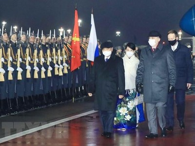 Lễ đón Chủ tịch nước Nguyễn Xuân Phúc và Phu nhân cùng đoàn đại biểu cấp cao Việt Nam tại sân bay Vnukovo, Liên bang Nga. (Ảnh: Thống Nhất/TTXVN).