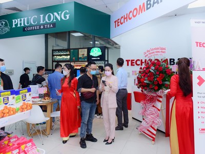 Cửa hàng WinMart+ theo mô hình mini-mall tích hợp phục vụ nhu yếu phẩm, trà và cafe, dược phẩm, dịch vụ tài chính và viễn thông.