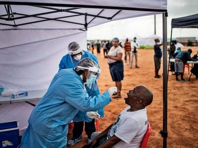 Nhân viên y tế xét nghiệm Covid-19 (Ảnh: AFP).