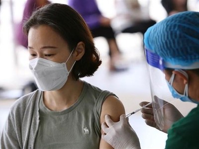 Tiêm vaccine phòng COVID-19 cho người nước ngoài. (Ảnh: Hoàng Hiếu/TTXVN).