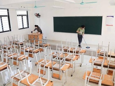 Trường THPT Trương Định, quận Hoàng Mai đã cơ bản hoàn tất công tác chuẩn bị để đón học sinh đi học trực tiếp theo kế hoạch. (Ảnh: Thanh Tùng/TTXVN).