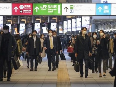 Người dân trên đường phố ở Tokyo (Nhật Bản), ngày 10/12/2020. (Ảnh: AFP/TTXVN).