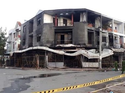 Lửa thiêu rụi 4 căn nhà trong đêm. (Ảnh: TTXVN phát).