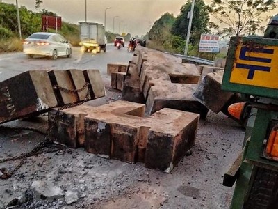 Hiện trường các khối bêtông rơi từ xe đầu kéo xuống đường và đè chết người. (Ảnh: TTXVN phát).