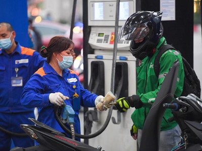 Nếu dự báo là chính xác, thị trường xăng dầu sẽ có hai lần giảm mạnh liên tiếp sau chuỗi tăng "nóng" (Ảnh: Mạnh Quân).