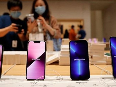 Apple đang tìm cách khắc phục lỗi cuộc gọi tự động bị ngắt trên iPhone 12 và iPhone 13. (Ảnh: Reuters).