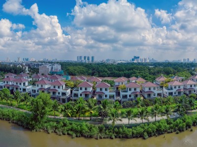 Khu compound Valora Island nằm trong khu đô thị Mizuki Park, nơi giá trị tăng vọt sau khi được được Tập đoàn Nam Long bàn giao cho khách hàng.